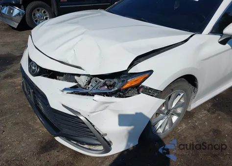 2021 Toyota Camry Le z USA, uszkodzony, nr VIN 4T1C11AKXMU443380